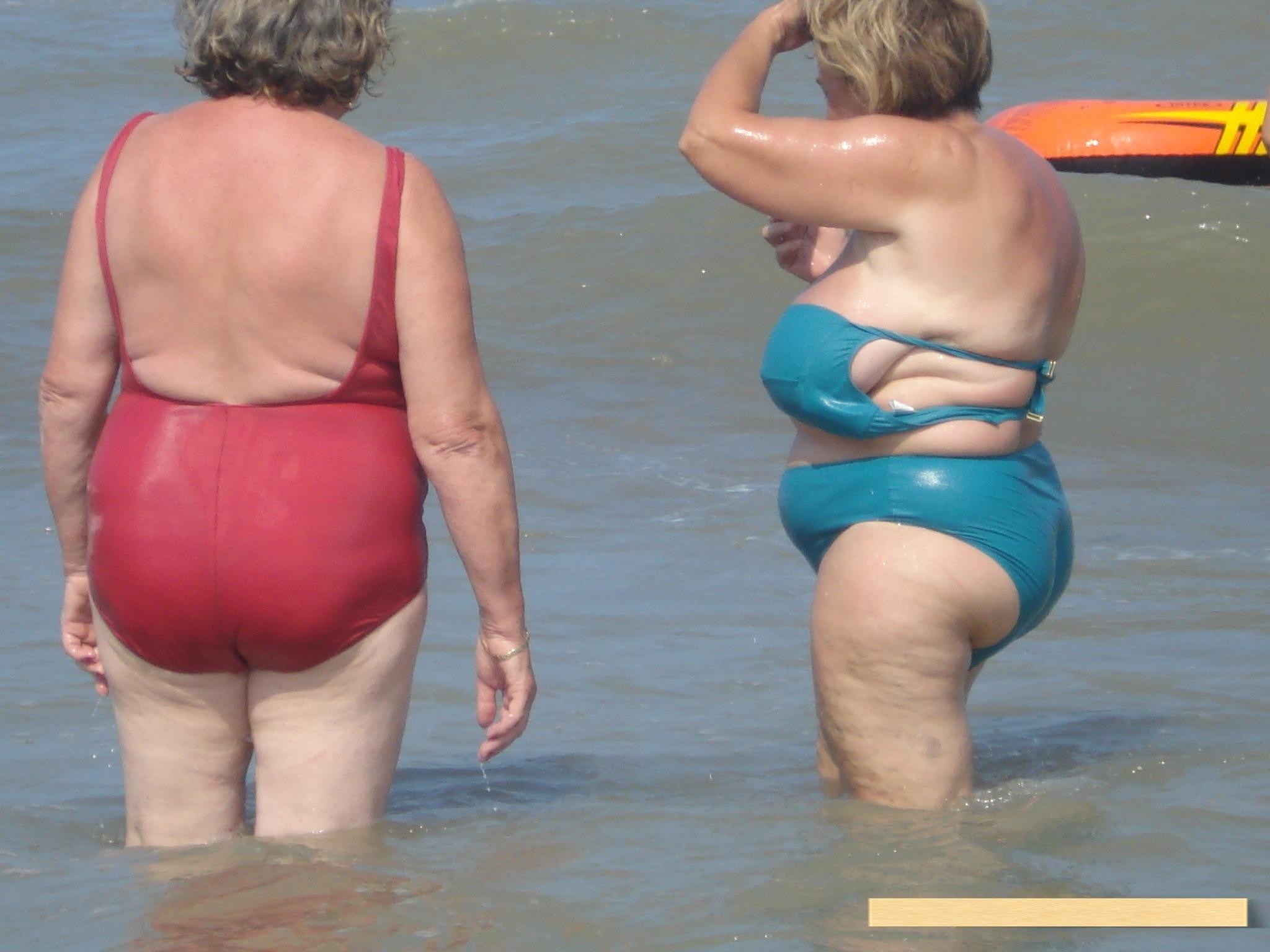 полные бабушки на пляже